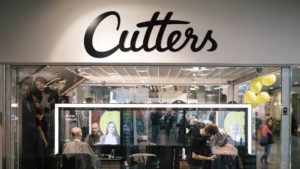 Cutters bruker informasjonsskjermer integrert i speilene i salongene