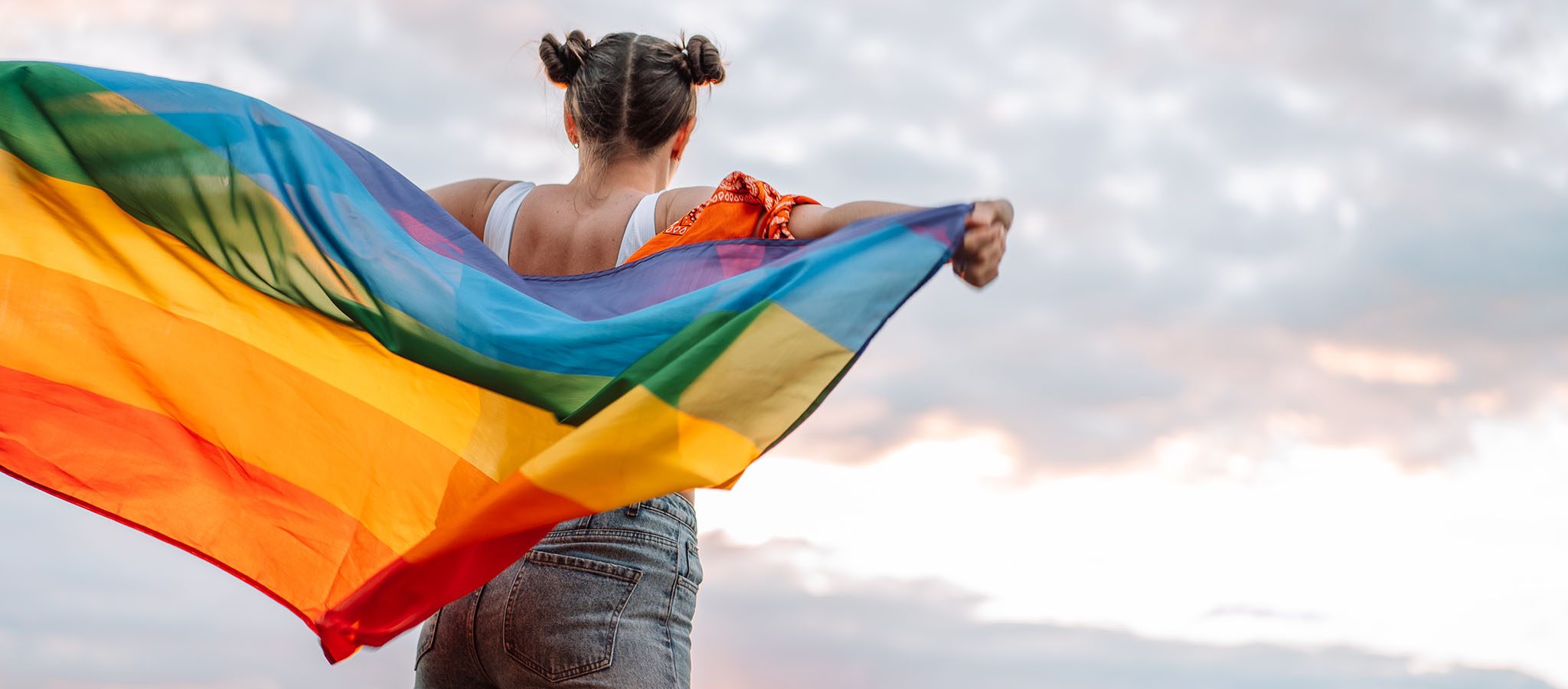 Kvinne med Pride-flagg - Likestilling - Wittusen & Jensen